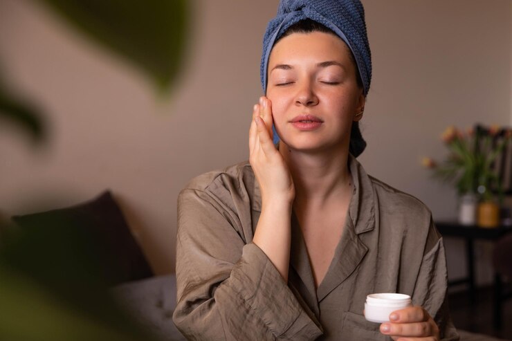 7 روش ساده برای کاهش چین و چروک صورت در روتین شبانه